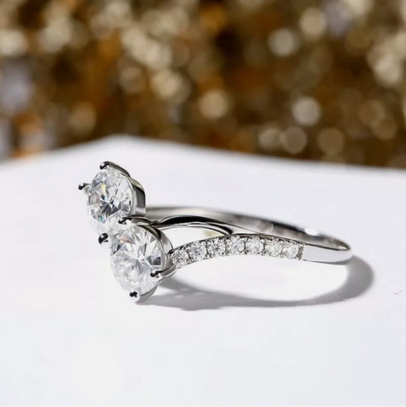 New Elegant White Sapphire Ring - Picture 4 of 6